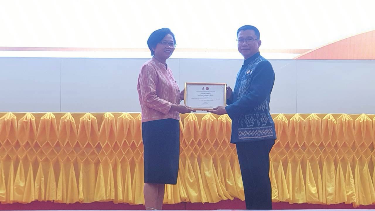 นางพนิดา  กุโรรัตน์ ตำแหน่ง พัฒนาการอำเภอโนนสะอาด เข้ารับเกียรติบัตรยกย่องเชิดชูบุคคล ต้นแบบคุณธรรม ณ หอประชุมทองใหญ่ จังหวัดอุดรธานี